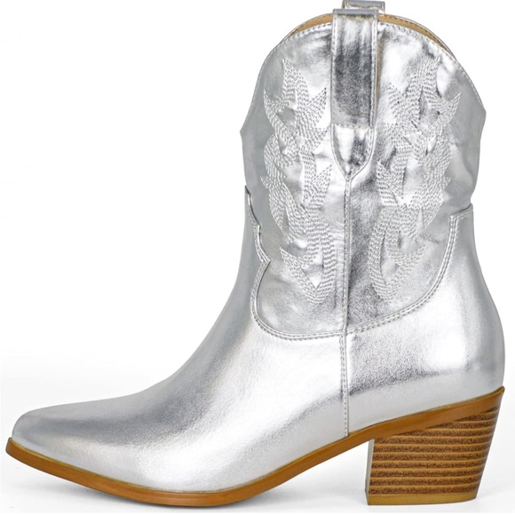 Only worn once metallic silver cowboy boots. Women's Size 9 - Picture 2 of 3
